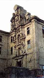La fachada de Santa Clara es típica del barroco geométrico compostelano. Foto guiarte
