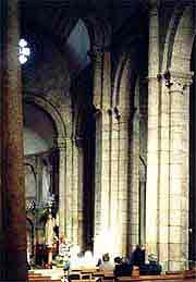 La inclinación de las columnas muestra los problemas constructivos del templo. Foto guiarte
