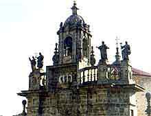 Remate superior de la fachada barroca del templo de la Angustia de Abajo. Foto guiarte