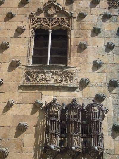 Detalle de las ventanas de la Casa de las Conchas, Salamanca. Foto Guiarte.com Copyright