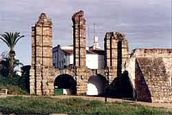 Restos del acueducto de San Lázaro. Foto guiarte