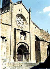 Portada románica del templo catedralicio. Foto guiarte