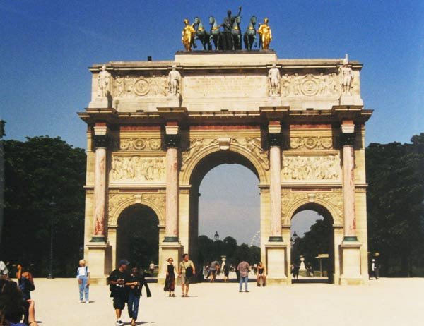 El arco de Carrusel, en el conjunto del Louvre. Foto guiarte