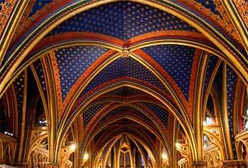 La capilla inferior de la Sainte Chapelle parisina es sumamente colorista. Foto guiarte-Fernández Miranda. Copyright