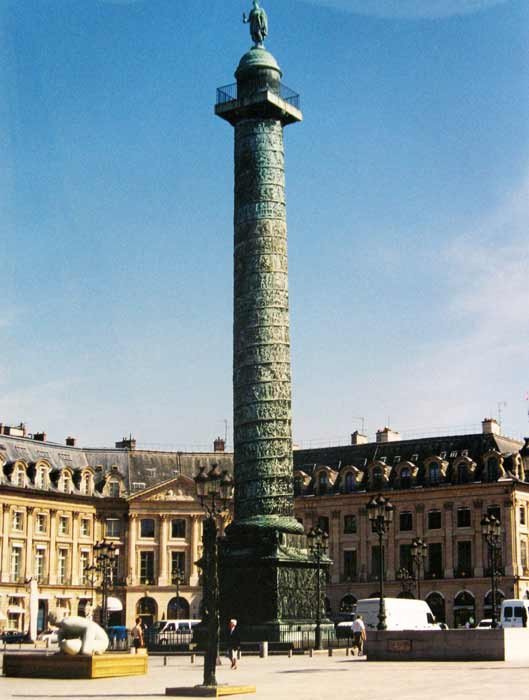 La austera plaza Vendome, en París, con su airosa columna, Foto guiarte