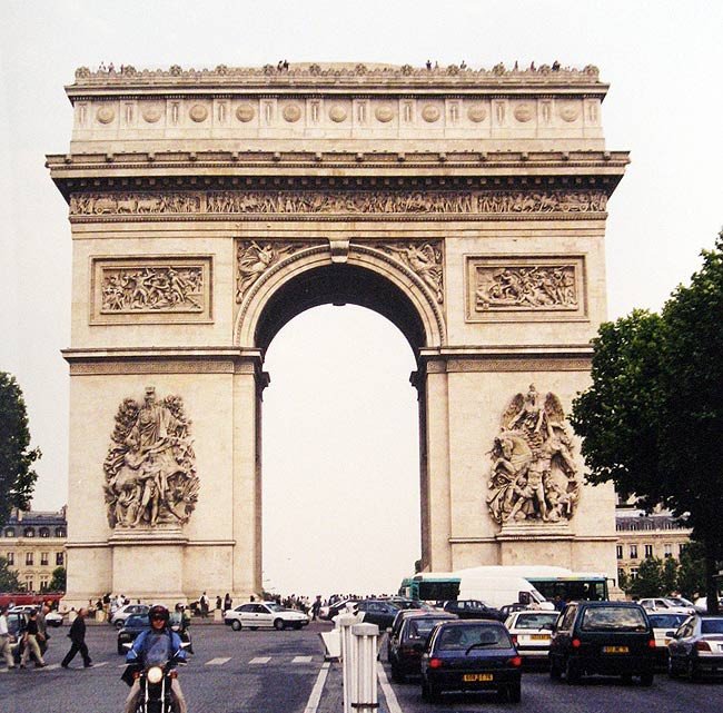 El monumental arco es centro de una plaza inmensa. Foto guiarte