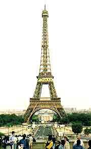 Turistas contemplan la Torre Eiffel desde la colina de Chaillot, desde donde se tienen magníficas vistas de París. Foto guiarte