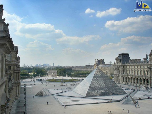 Patio del museo del Louvre, visto desde el interior del museo.