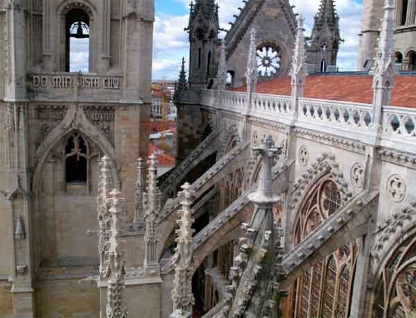 Bella vista de los arbotantes de la catedral de León, desde el tejado de la misma. guiarte.com
