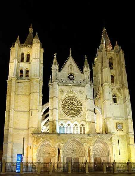 la poderosa fachada oeste de la catedral de León. Vista nocturna. Foto guiarte