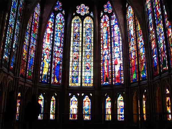La catedral de León, con su conjunto de vidrieras, de los más espectaculares del Gótico. Imagen de guiarte.com
