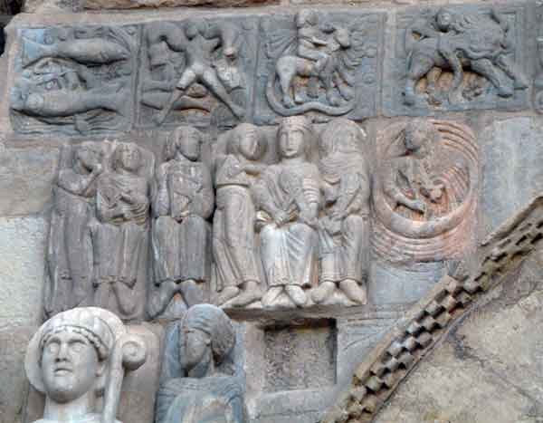 Detalle de la Portada de San Isidoro de León, con un horóscopo de influencia mitraica. Imagen de guiarte.com