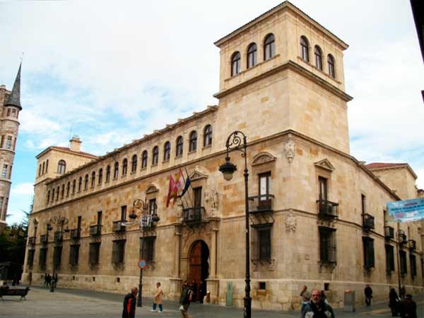 El palacio de los Guzmanes; excelente obra renacentista, en León. Imagen de guiarte.com