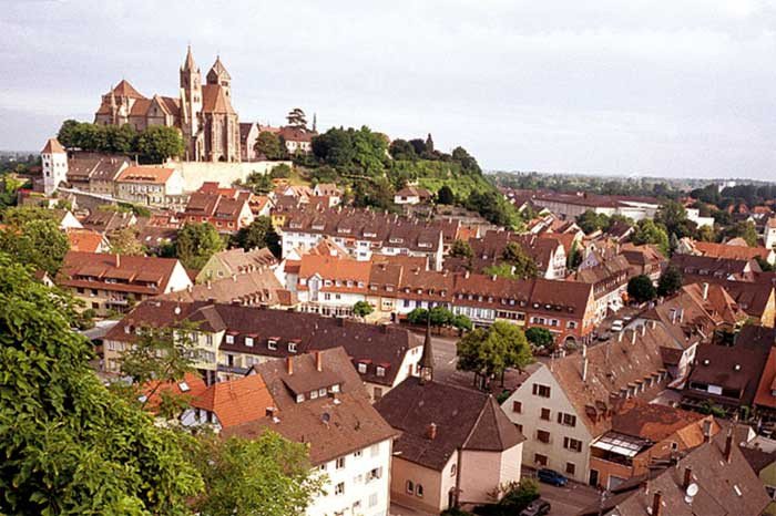 La colegiata de San Esteban se alza en la parte superior de Breisach. Imagen Turismo de Breisach