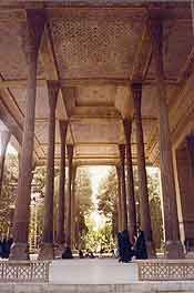 Bella imagen de la columnata del palacio. Foto Alí Reza Karbasi-guiarte. Copyright