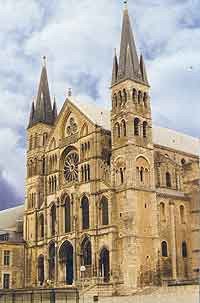 La airosa portada de Saint-Remi. Copyright foto guiarte