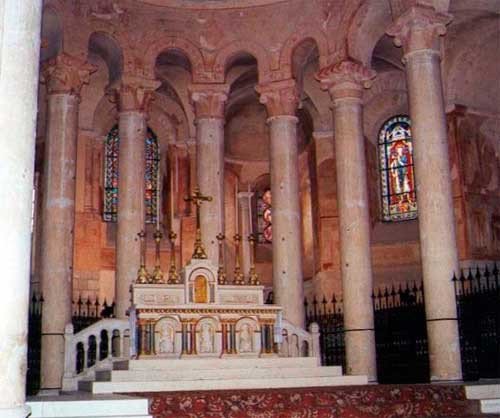 Interior de San Hilario, en Poitiers. Foto guiarte. Copyright