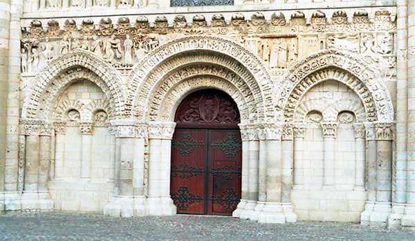 Arcada en la fachada principal de Notre Dame, en Poitiers. Foto guiarte. Copyright