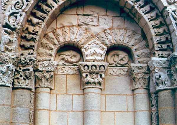 La blanquísima piedra realza el vigor de los trazos románico de Notre Dame, en Poitiers. Guiarte.com