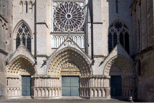 Portada de la catedral de Poitiers, recientemente restaurada. © OT Poitiers/Gauthier Fleur