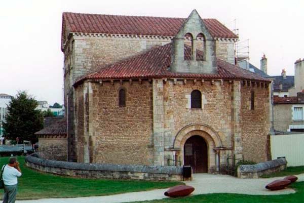 El batisterio de Poitiers, uno de los monumentos cristianos más antiguo de Occidente. Guiarte.com