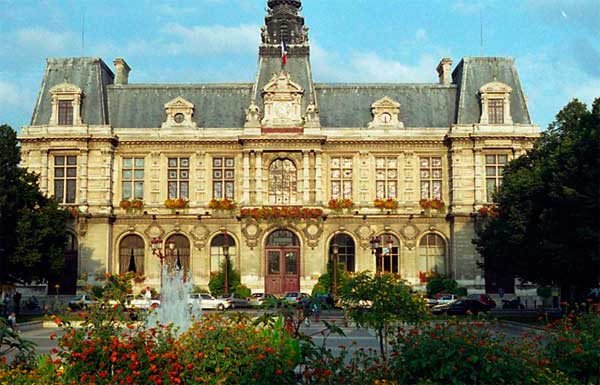 Poitiers tiene otros valiosos edificios de distintas épocas, como la sede municipal. Guiarte. com