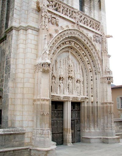 Portada de la iglesia de Santa Radegunda. Imagen www.poitiers-turismo.com