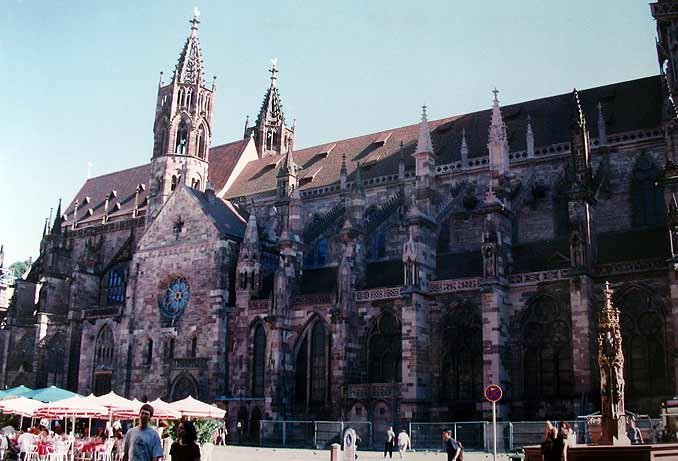 Una imagen de la catedral de Friburgo, de un excelente gótico