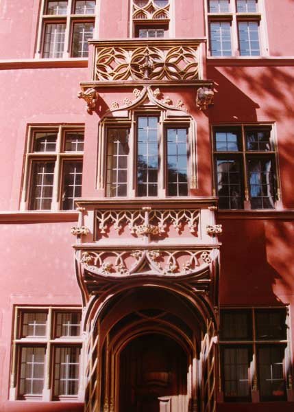 Elegante balconada de la Haus zum Walfisch, casa donde residió Erasmo. Copyright foto guiarte