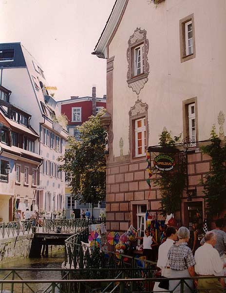 El pintoresco Schneckenvorstadt (antiguo suburbio) en Friburgo. Copyright foto guiarte