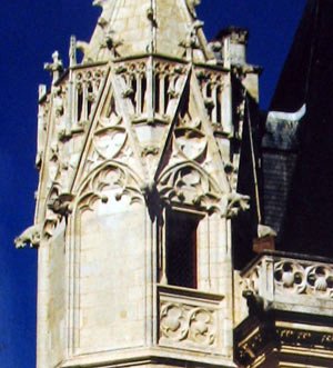 Detalle de la fachada del Palacio de Jacques Coeur. Foto guiarte