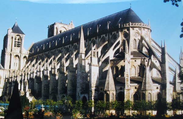 La impresionante catedral de Bourges, desde el ábside. Foto guiarte. Copyright