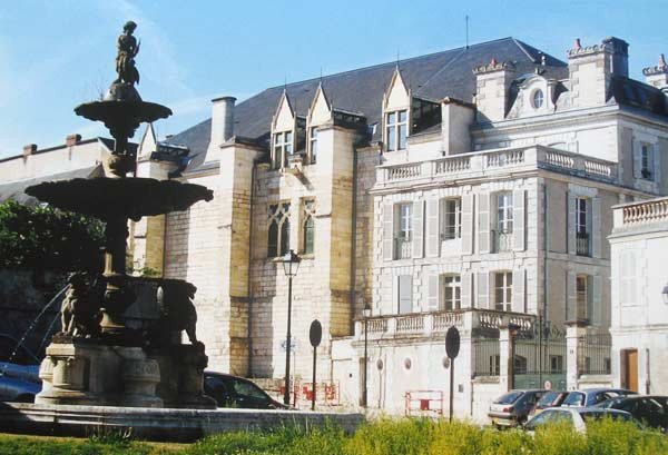 Fuente ante palacio Ducal en Bourges. Guiarte.com
