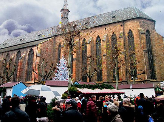 El Mercado de Navidad, ante el convento de Dominicos de Colmar. Imagen de Guiarte.com