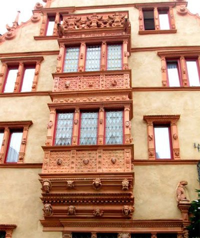 La bella balconada de la maison des Têtes, en Colmar. Imagen de Guiarte.com