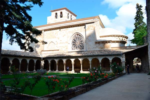 Iglesia de San Pedro de la Rúa, en Estella, vista desde el claustro.  Imagen de José Holguera (www.grabadoyestampa.com), para guiarte.com