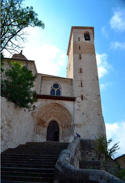 La altiva fachada de la iglesia de San Pedro de la Rúa, en Estella. Imagen de José Holguera (www.grabadoyestampa.com), para guiarte.com