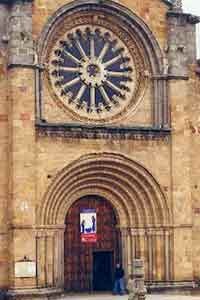 Portada de San Pedro: puerta románica y rosetón gótico. Foto guiarte. Copyright