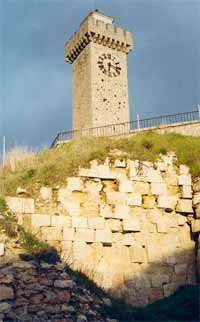 Sobre ruinas de diversas épocas se alza la popular Torre Mangana. Foto guiarte. Copyright