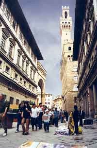 Animado bullicio en el entorno de la Plaza de la Señoría. junto a la gallería degli Uffizi. Al fondo la torre del Palazzo Vecchio. Foto guiarte. Copyright