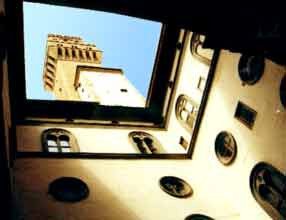 Curiosa perspectiva de la torre del palacio, desde el patiecillo interior. Foto guiarte. Copyright