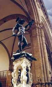 El magnífico Perseo de Donatello, ante la Loggia. Foto guiarte. Copyright
