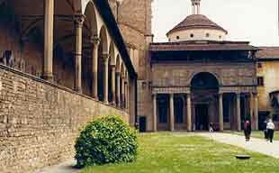 Bello claustro del siglo XIV, en la Santa Croce. Al fondo, la entrada a la capilla de  los Pazzi. Guiarte. Copyright