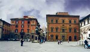 La geografía urbana de Florencia está plena de palacios´, como estos de la bella plaza de la Annunciata. Foto guiarte. Copyright