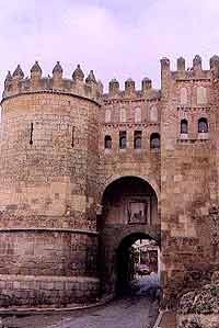 Las murallas ciñen el viejo núcleo urbano. Acceso por la Puerta de San Andrés, cerca de la Catedral. Foto guiarte. Copyright