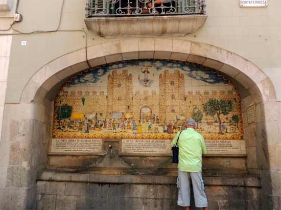 Fuente pública en el encuentro de la calle Portaferrissa con las Ramblas, recordando las viejas murallas. Imagen de Vicente González. Guiarte.com