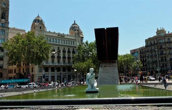 Las Ramblas se inician en una de las esquinas de la plaza de Cataluña. Imagen de Vicente González. Guiarte.com