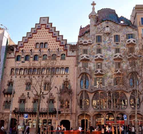 La Casa Ametller, de Puig i Cadafalch, y la Batlló, de Gaudí. dos ejemplares magníficos del modernismo, y adyacentes. Guiarte.com