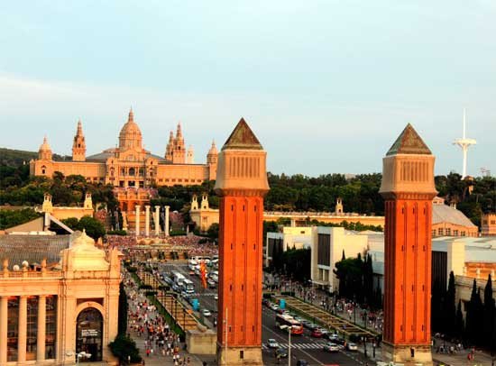 La Fira de Barcelona y al fondo el Palacio Nacional, dominando Montjuïc. Imagen de Vicente González. Guiarte.com