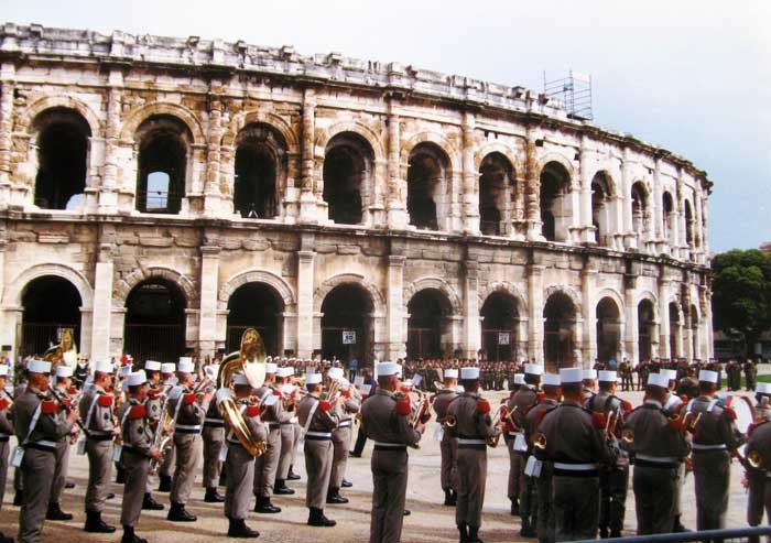 Hasta los desfiles militares siguen desarrollándose en torno al viejo anfiteatro romano. Foto guiarte. Copyright